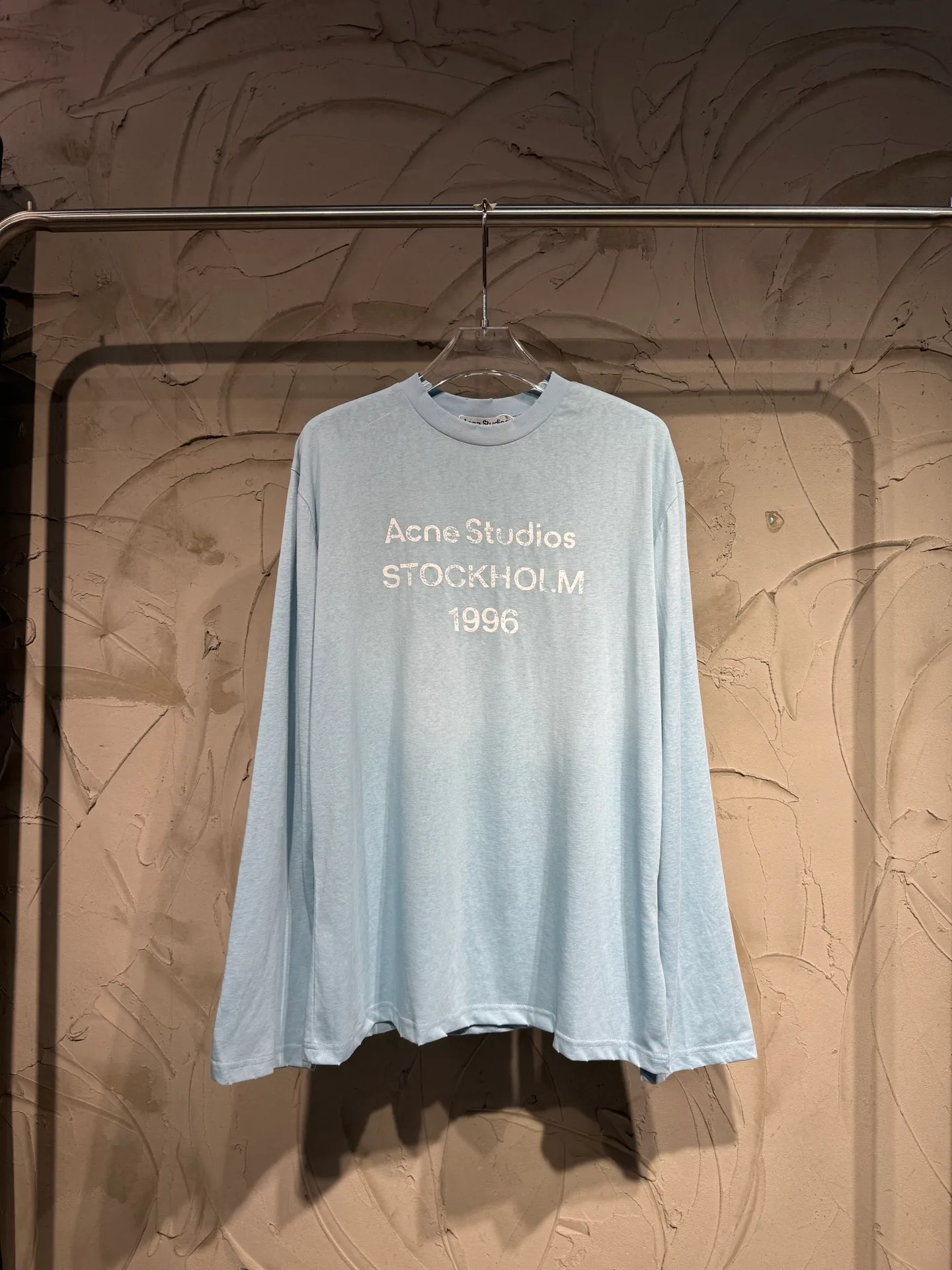 The highest version of Acne Studios long-sleeved Series distressed, dirty and mud-dyed long-sleeved T-shirts. The long-sleeved T-shirts with stir-fried colors and distressed edges are not picky. The snowflake cotton fabric feels soft and smooth and is not easy to wash. The fabric has been processed so it is sturdier than the quality ones in the counter. It can be used as sun protection clothing in summer. The same fabric as the original one is relatively thin. The feel and count are in place. The fried yellowing effect is cool. The printing effect is also in place. Details are online for comparison. 1 color four sizes #long sleeve t-shirt # #acne Color: White, Black, Light Blue, Light Pink, Purple Size: S M LXL